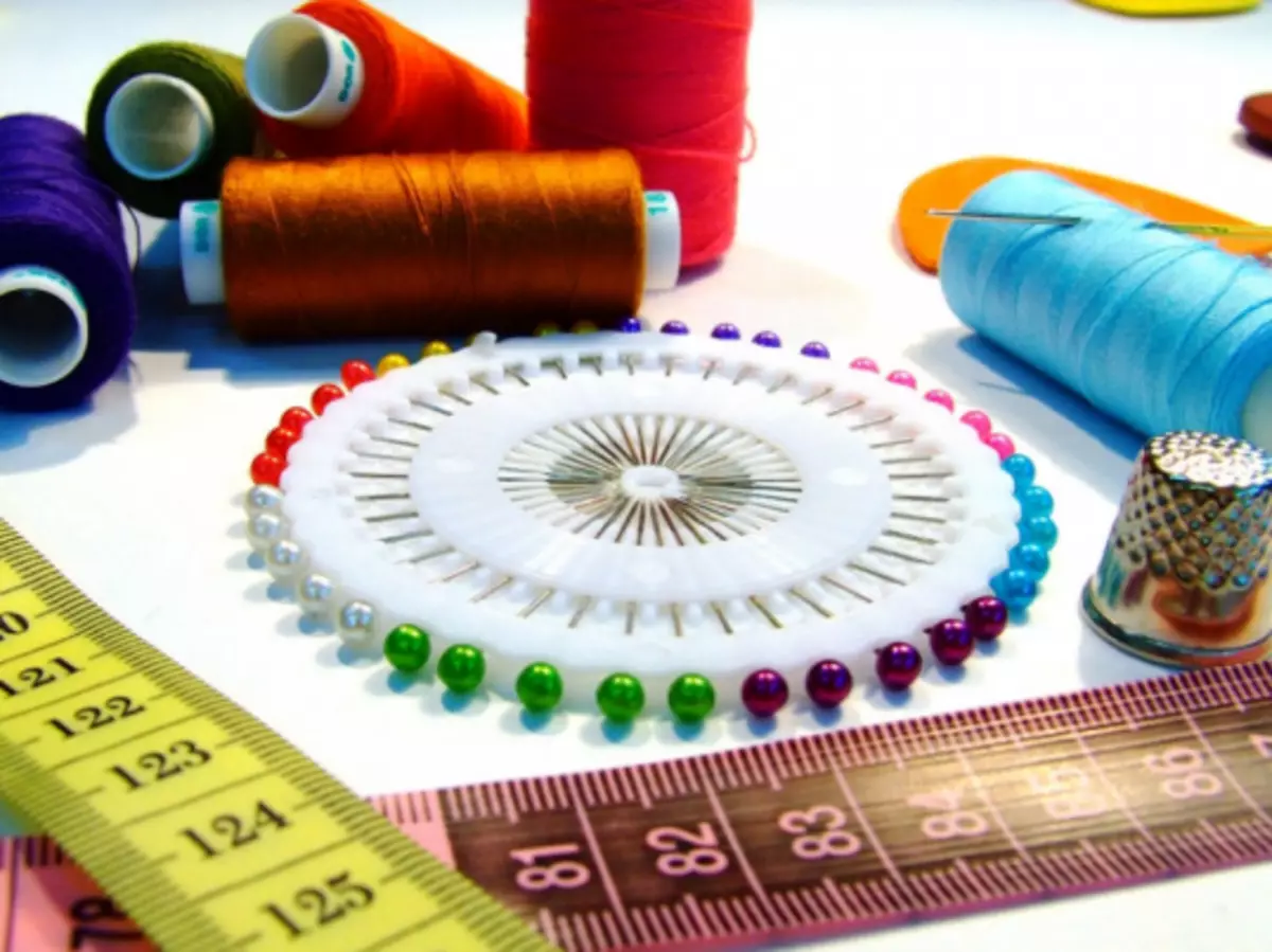 Технологија за прилагодување на завеси: сечење ткаенина и обработка на споеви