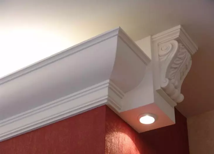 How to glue the ceiling plinth and plastic corner to wallpaper