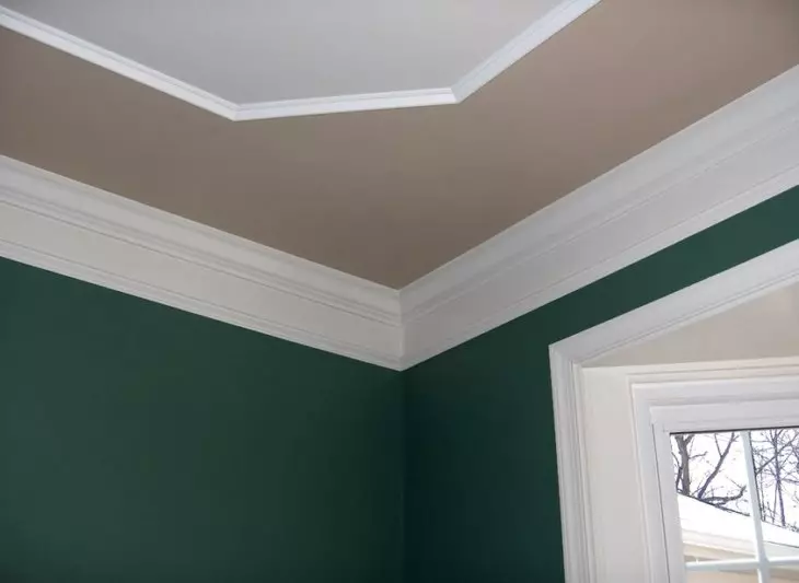 Hoe de plafond plint en plastic hoek naar behang lijmen