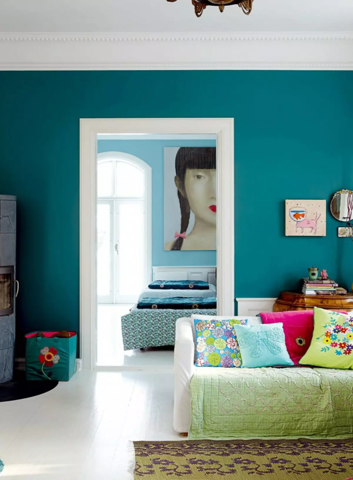 Красиво покрасить комнату. Бирюзовая краска для стен. Разноцветные стены. Яркие стены в интерьере. Яркие цвета в интерьере.