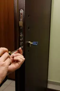 Reparatie van sloten in metalen deuren in detail