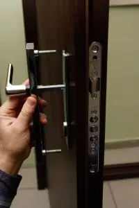 Reparatie van sloten in metalen deuren in detail