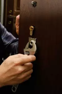 詳細修復金屬門的鎖
