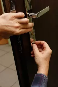 Repair of locks in metal doors in detail