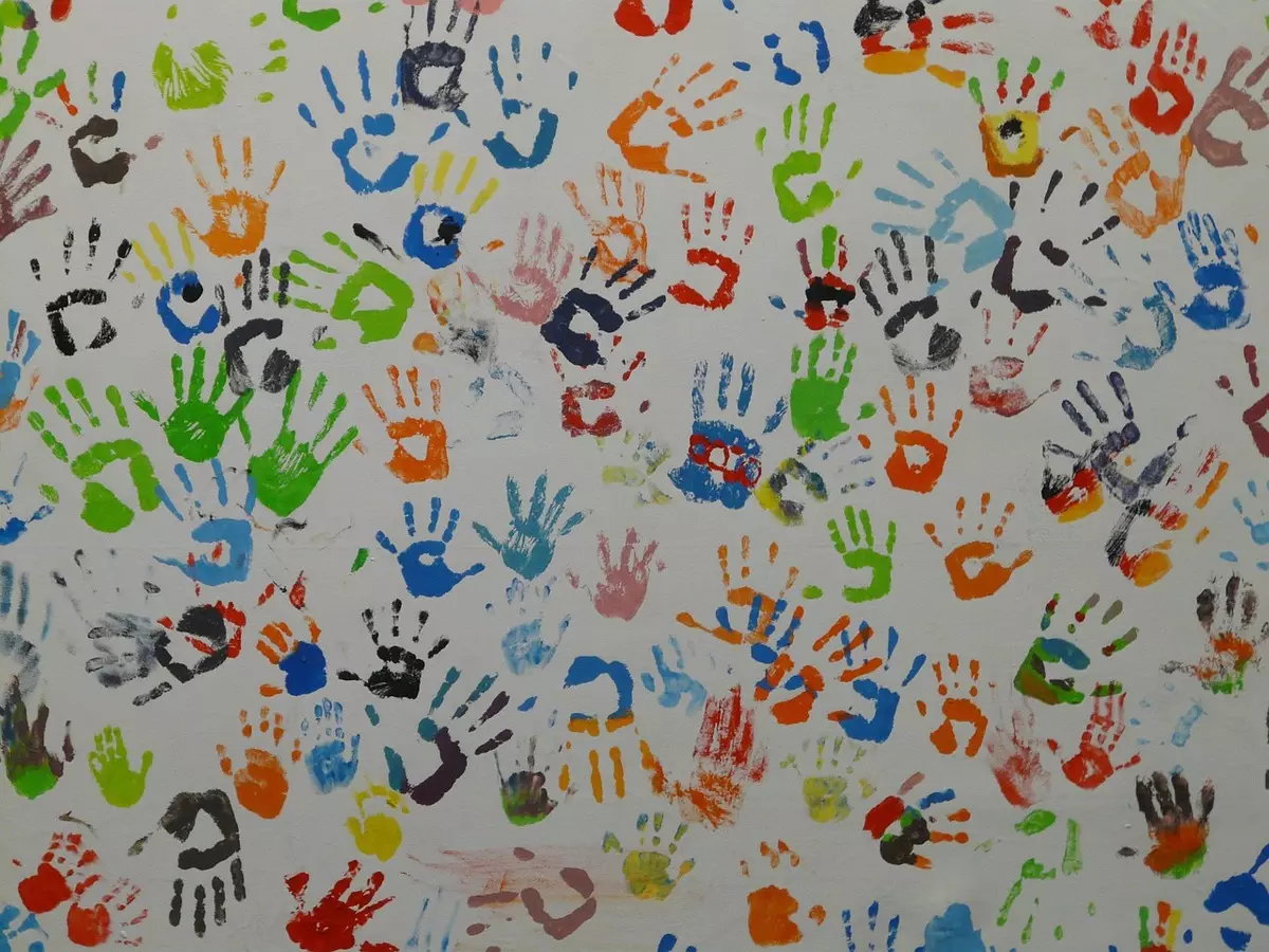 Çocukların çizimlerini duvar kağıdına nasıl dönüştürür?