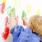 איך להפוך את הציורים של הילדים על הטפט ב