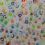 Bagaimana untuk menjadikan lukisan kanak-kanak pada kertas dinding masuk