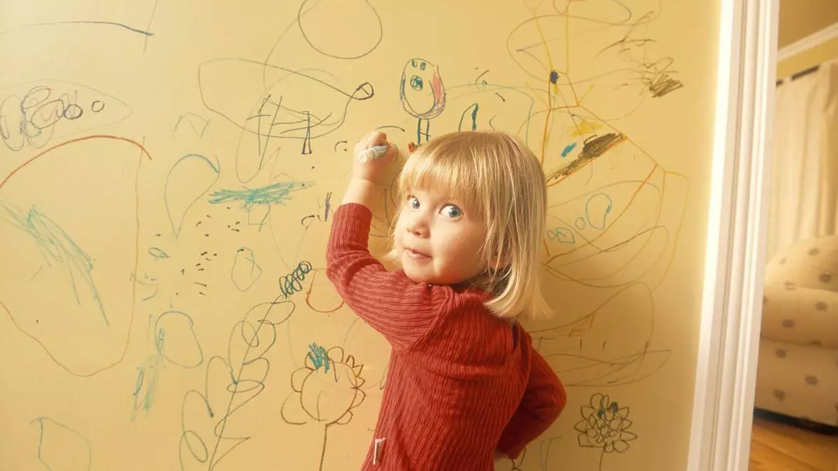 Wie drehen Sie die Zeichnungen der Kinder auf der Tapete in