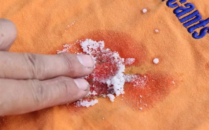 Cum să retrageți petele vechi de sânge din haine sau mobilier