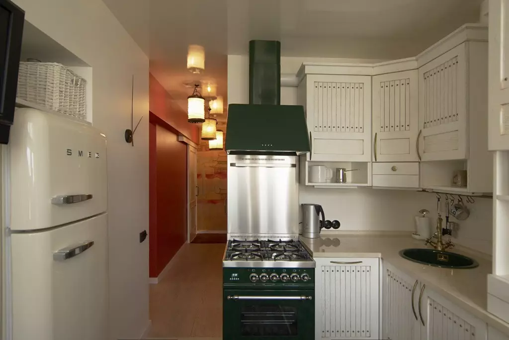 Interior de una pequeña cocina.