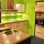 Interior de una pequeña cocina 6 metros cuadrados.