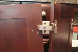 Как да регулирате вратата на шкафа и да го окачите?