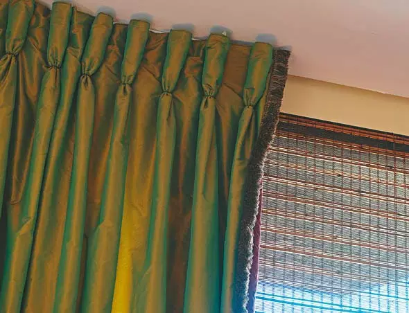 Hosteles MERK: Hvordan henge gardiner på et gardinbånd
