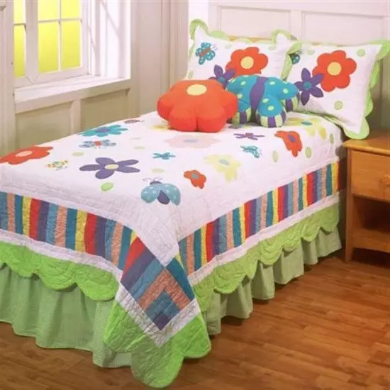 Como usar têxteis no interior do quarto das crianças (29 fotos)