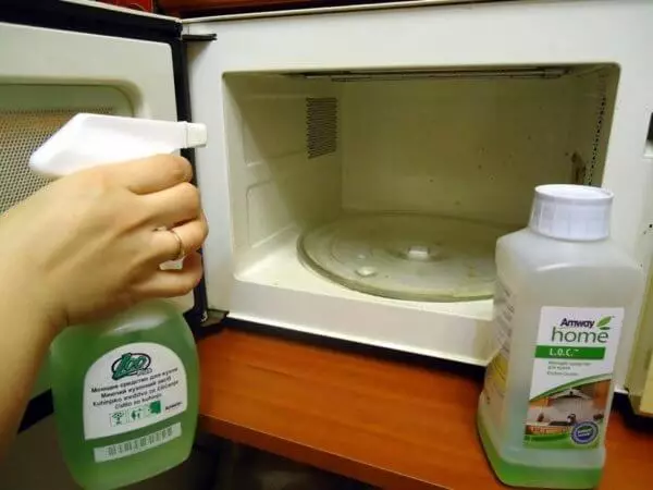 21 طريقة لتنظيف الميكروويف من الملوثات الدهون وغيرها