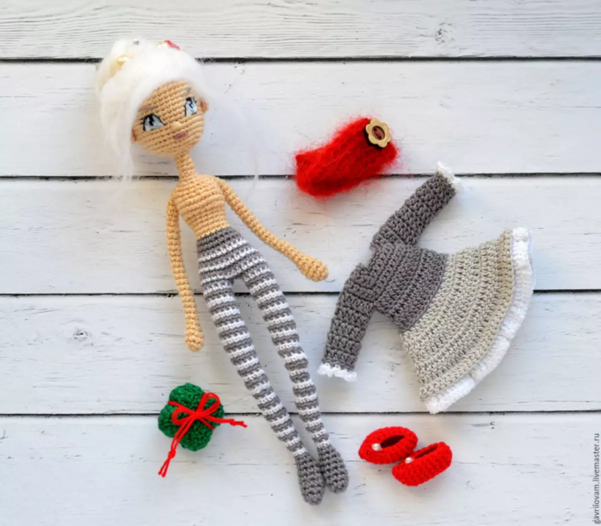 doll Knitted ກັບ Crochet: ລະບົບທີ່ມີລາຍລະອຽດສໍາລັບຜູ້ເລີ່ມຕົ້ນ