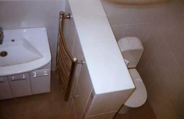 Si t'i mbyllni tubat në tualet?