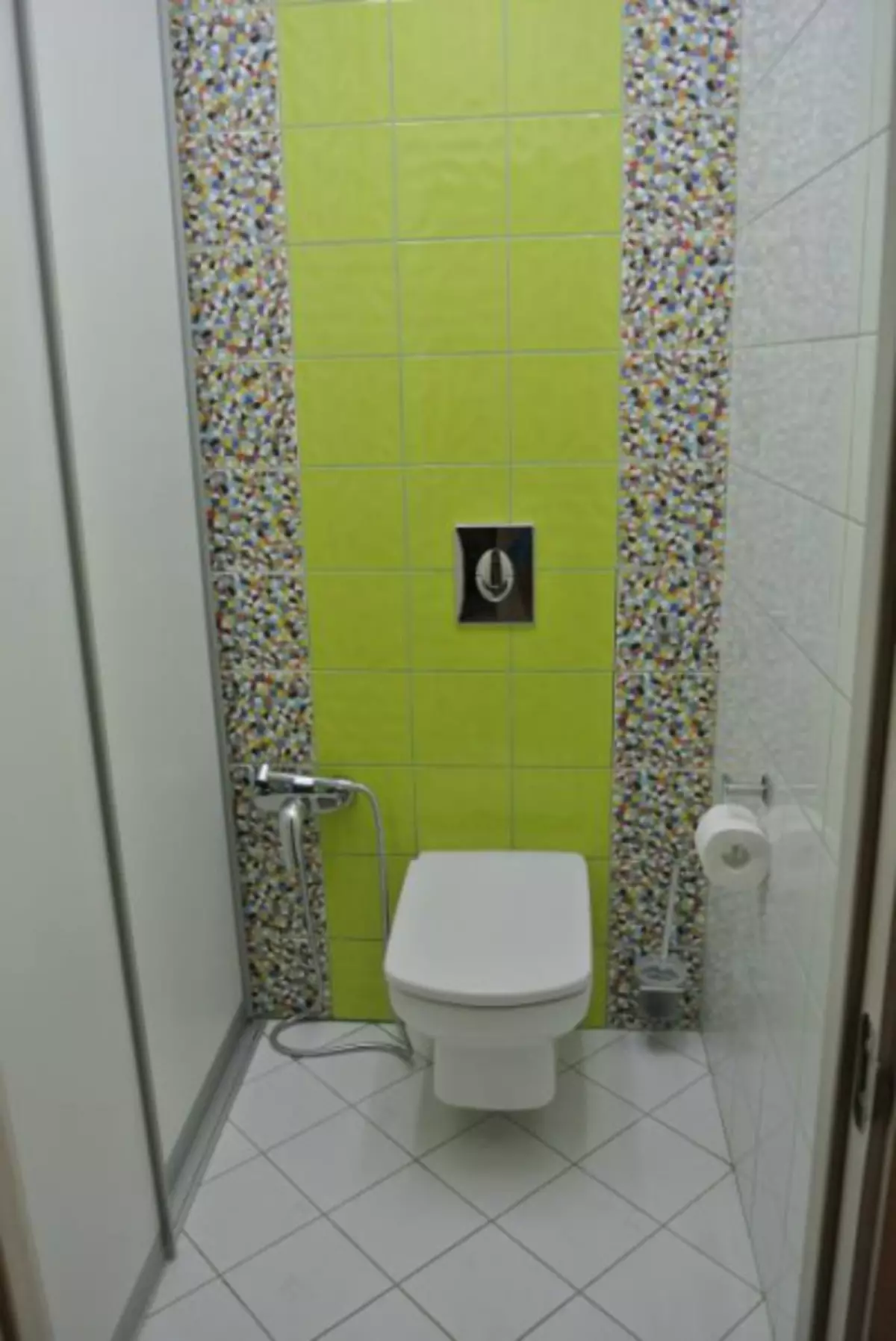 Отделка стен в туалете мозаикой