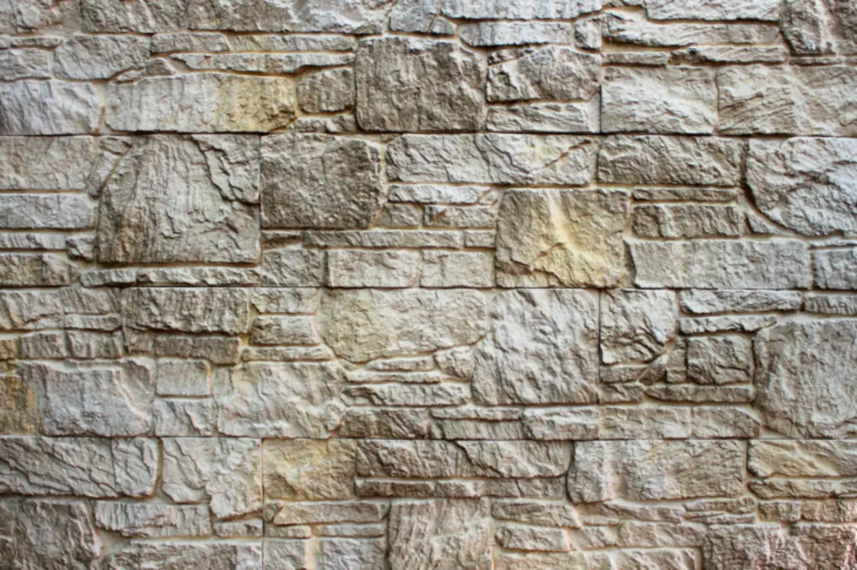 Wallpaper pentru piatră și o combinație de nuanțe luminoase în cameră