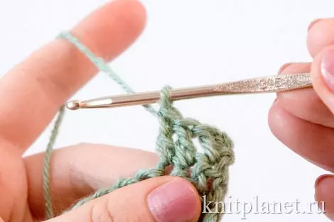 Kọlụm na crochet na ikuku loop: atụmatụ na foto na vidiyo