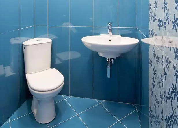 Ang disenyo ng toilet ay na-trim na may mga tile