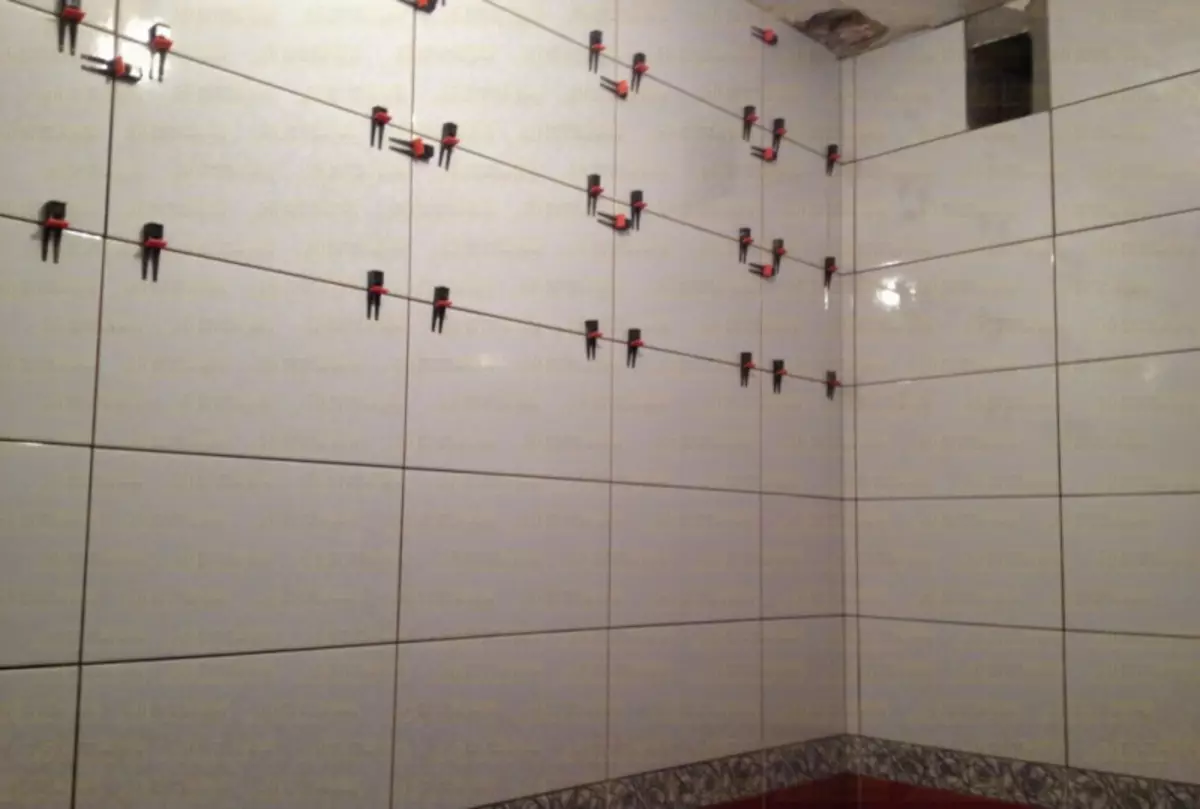 Toaletný dizajn orezaný dlaždicami