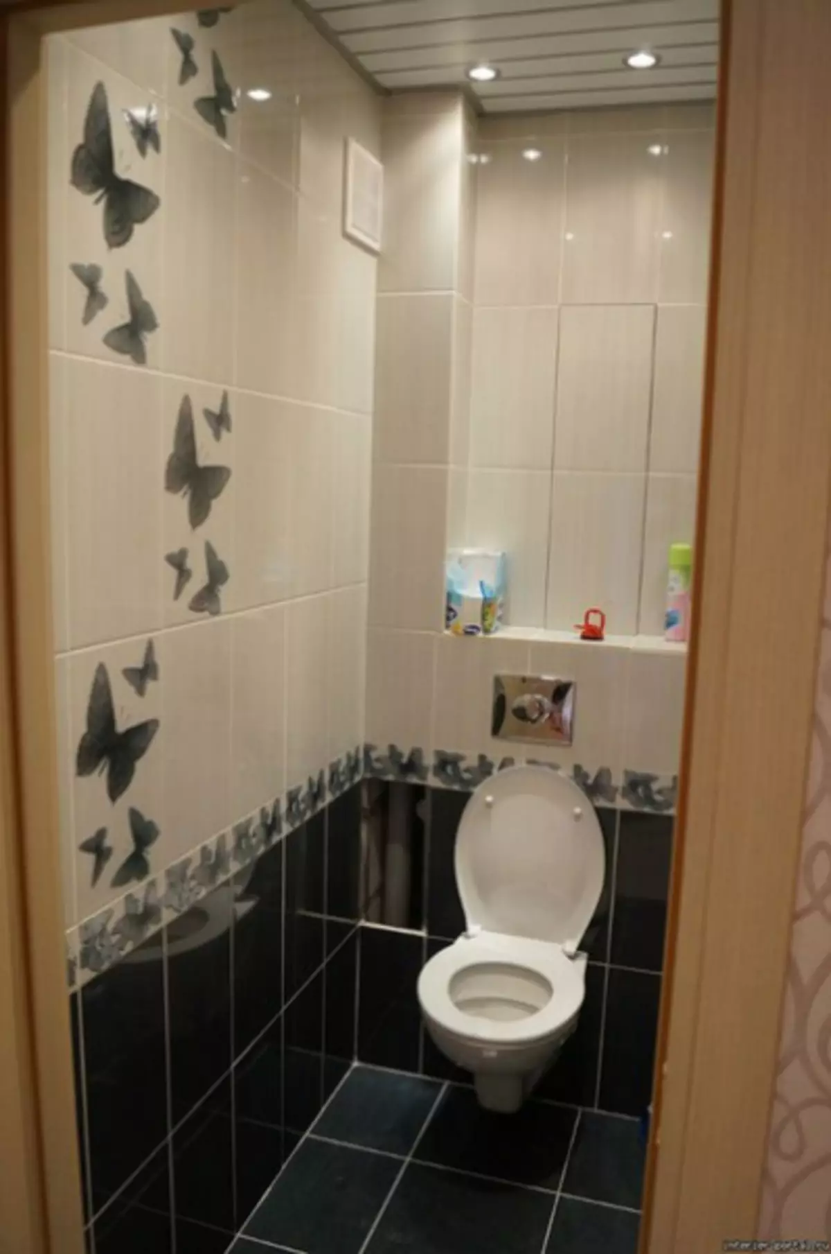 Тоалетот дизајн скратена со плочки