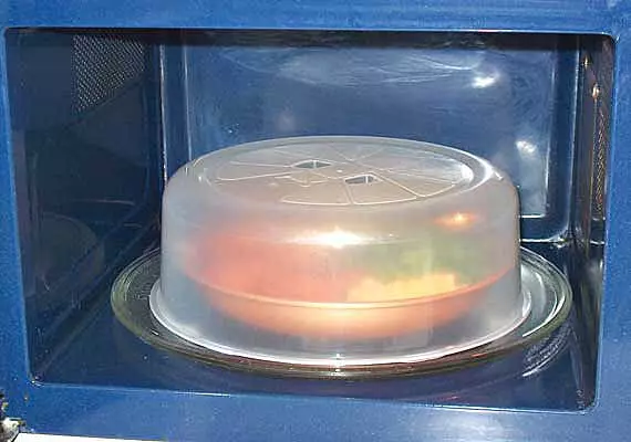 Uviniga uzohlanza i-microwave oven ngemizuzu engu-5