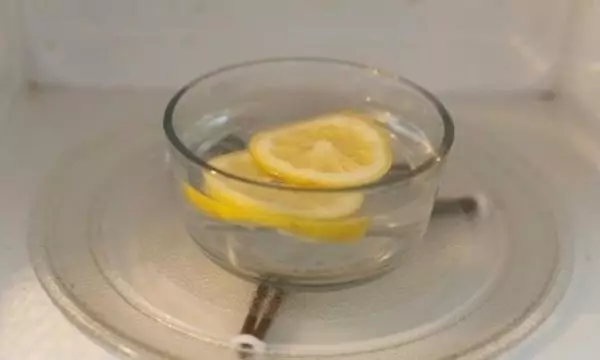 Äädikas puhastatakse mikrolaineahi 5 minuti jooksul