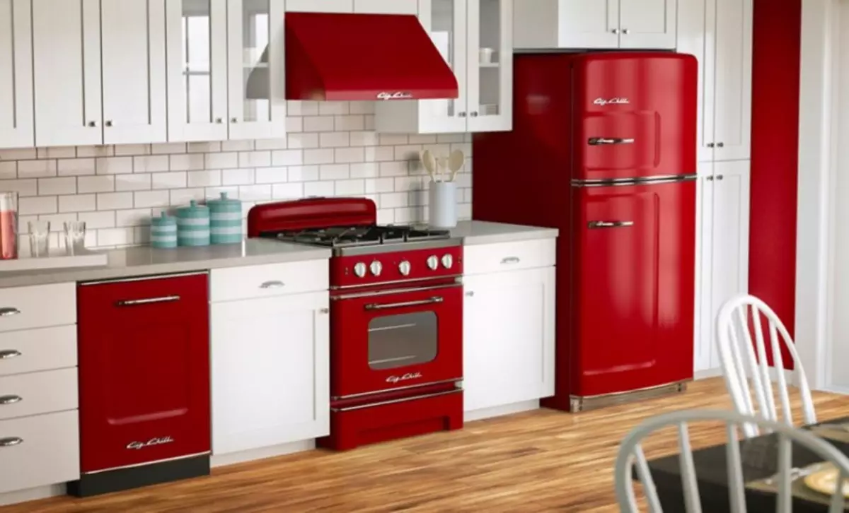 Бытовая техника цвета. Смег техника для кухни. Смег бытовая техника в интерьере кухни. Красный холодильник в интерьере. Красный холодильник в интерьере кухни.