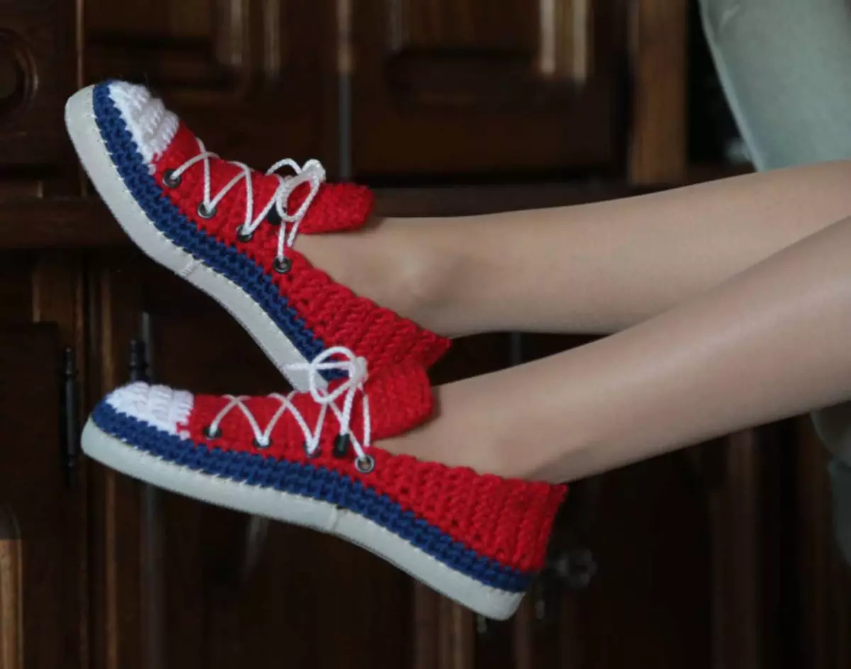 Slippers-Sneakers Crochet: Video Lessons með lýsingu á kerfum og myndum