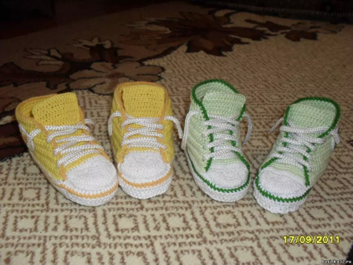 Mga Spack-Sneakers Crochet: Mga Leksyon sa Video nga adunay usa ka paghulagway sa mga laraw ug litrato