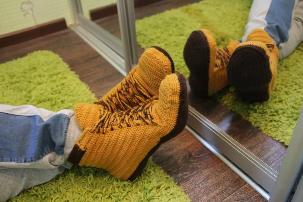 I-Slippers-sneaker crochet: izifundo zevidiyo ezinencazelo yezinkimu nezithombe