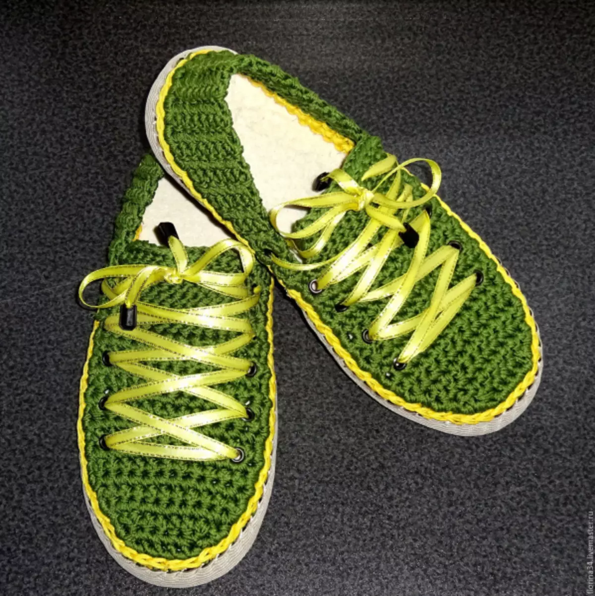 Pantofla-atlete me grep: Mësime video me një përshkrim të skemave dhe fotografive