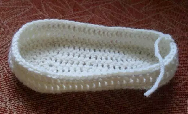 I-Slippers-sneaker crochet: izifundo zevidiyo ezinencazelo yezinkimu nezithombe