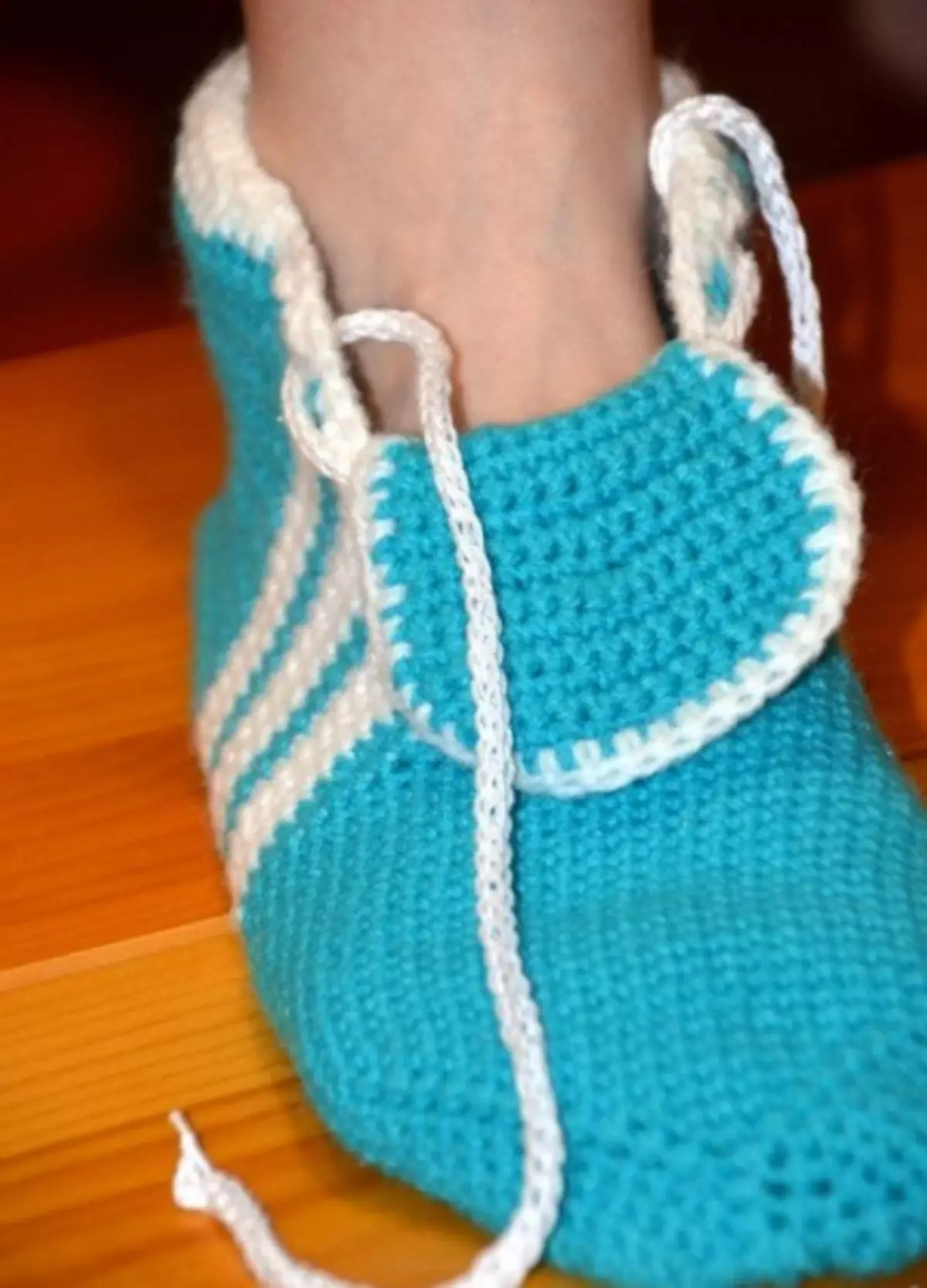 Slippers-sneakers crochet: Zvidzidzo zvevhidhiyo zvine rondedzero yemarongwa uye mafoto