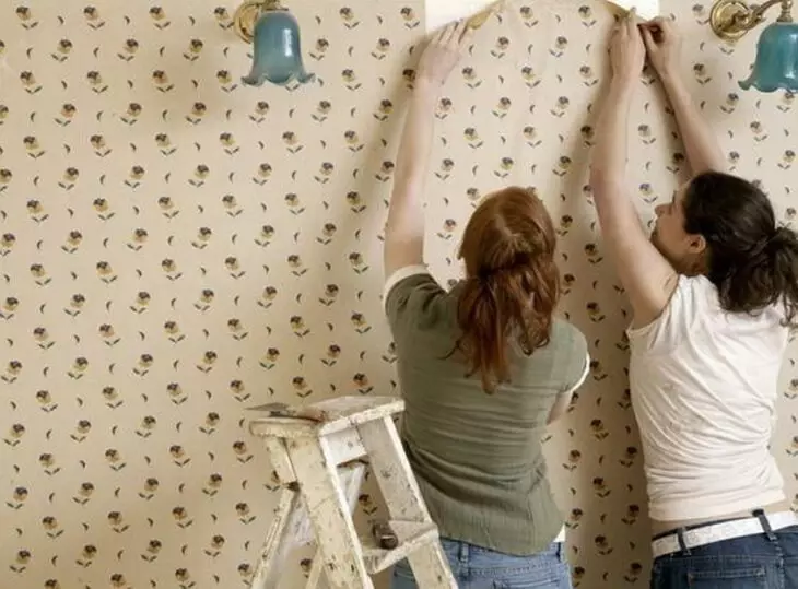 Ist es möglich, Tapeten auf der Wasserpegelfarbe zu kleben, die Herstellung der Wände