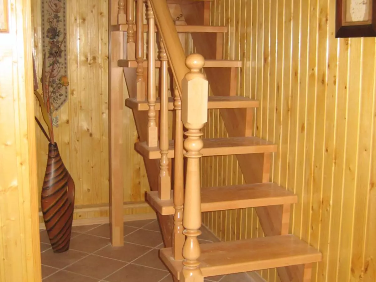 Прямая деревянная лестница на даче