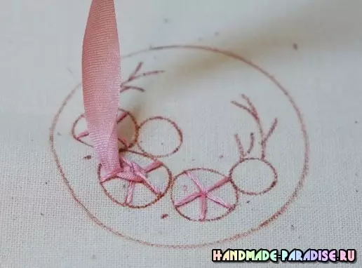 brooches ກັບ ribbons embroidery ເຮັດຕົວທ່ານເອງ
