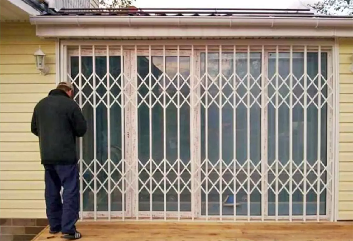 Roostices op ramen met uw eigen handen: hoe u thuis kunt maken en installeren