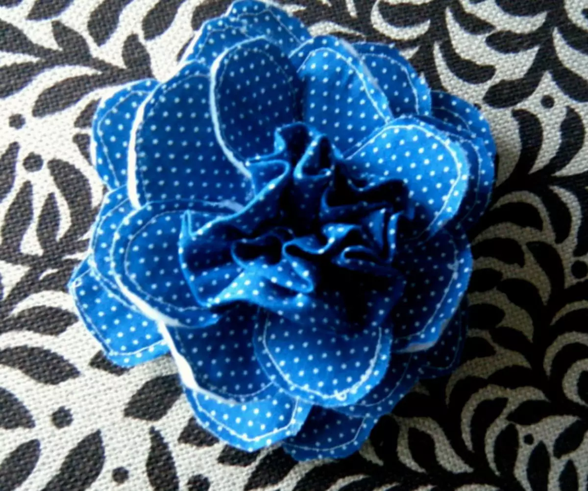 Come cucire un fiore di tessuto per tende: modello mani profili