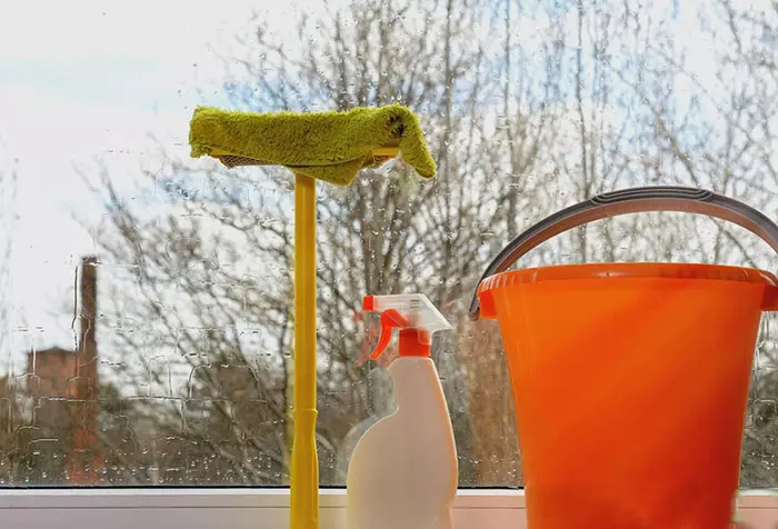 Πώς να πλύνετε τα παράθυρα χωρίς διαζύγιο στο σπίτι με λαϊκά και μέσα και οικιακές χημικές ουσίες;