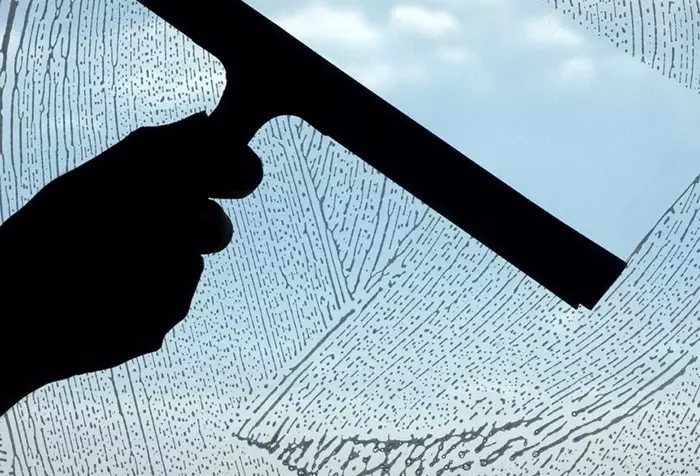 Halk ve araçlar ve ev kimyasalları tarafından evde boşanma olmadan pencereleri yıkamak için nasıl?