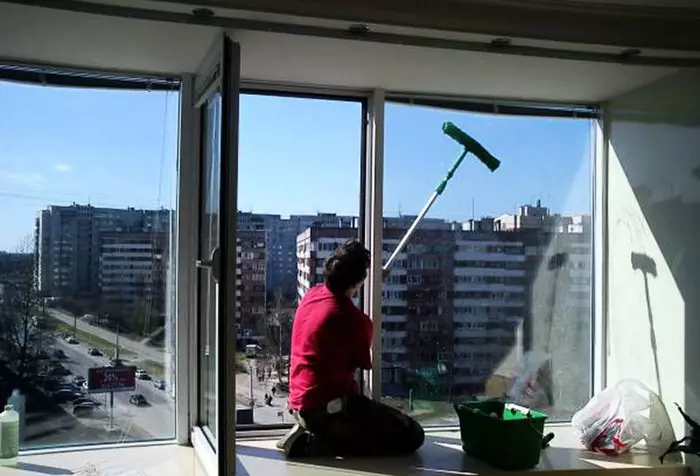 Làm thế nào để rửa cửa sổ mà không ly hôn ở nhà bởi dân gian và phương tiện và hóa chất gia đình?