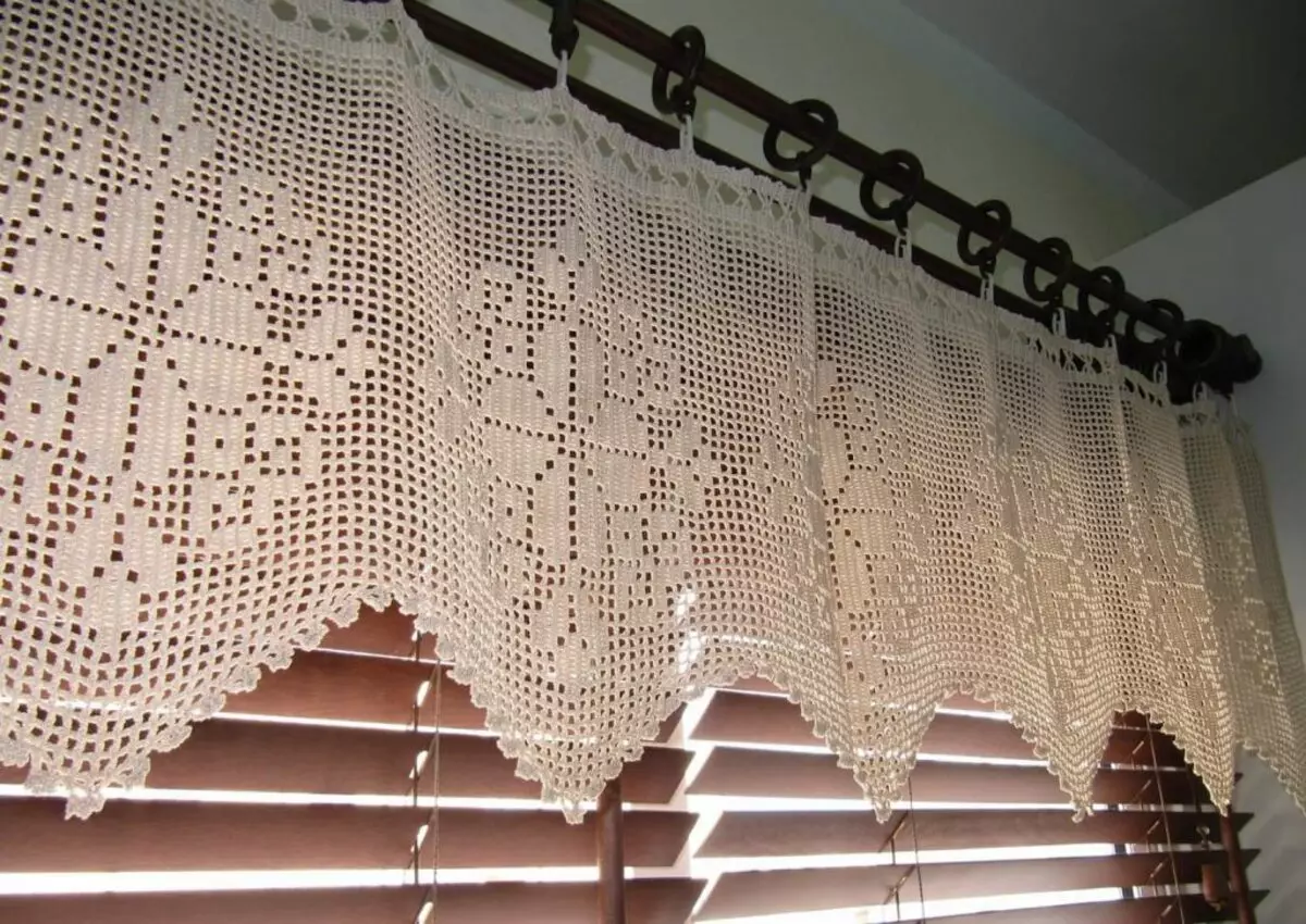 Strikkede gardiner i en filleisk teknik med egne hænder