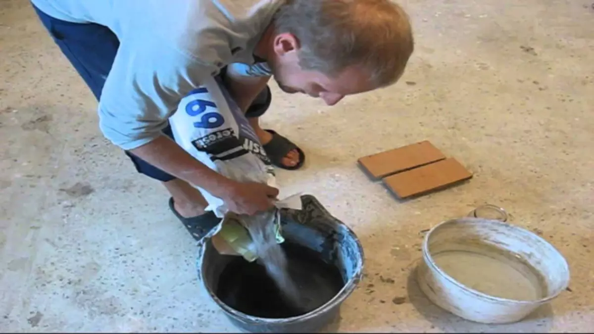 Ispunjavanje poda u stanu: Kako sipati vlastite ruke