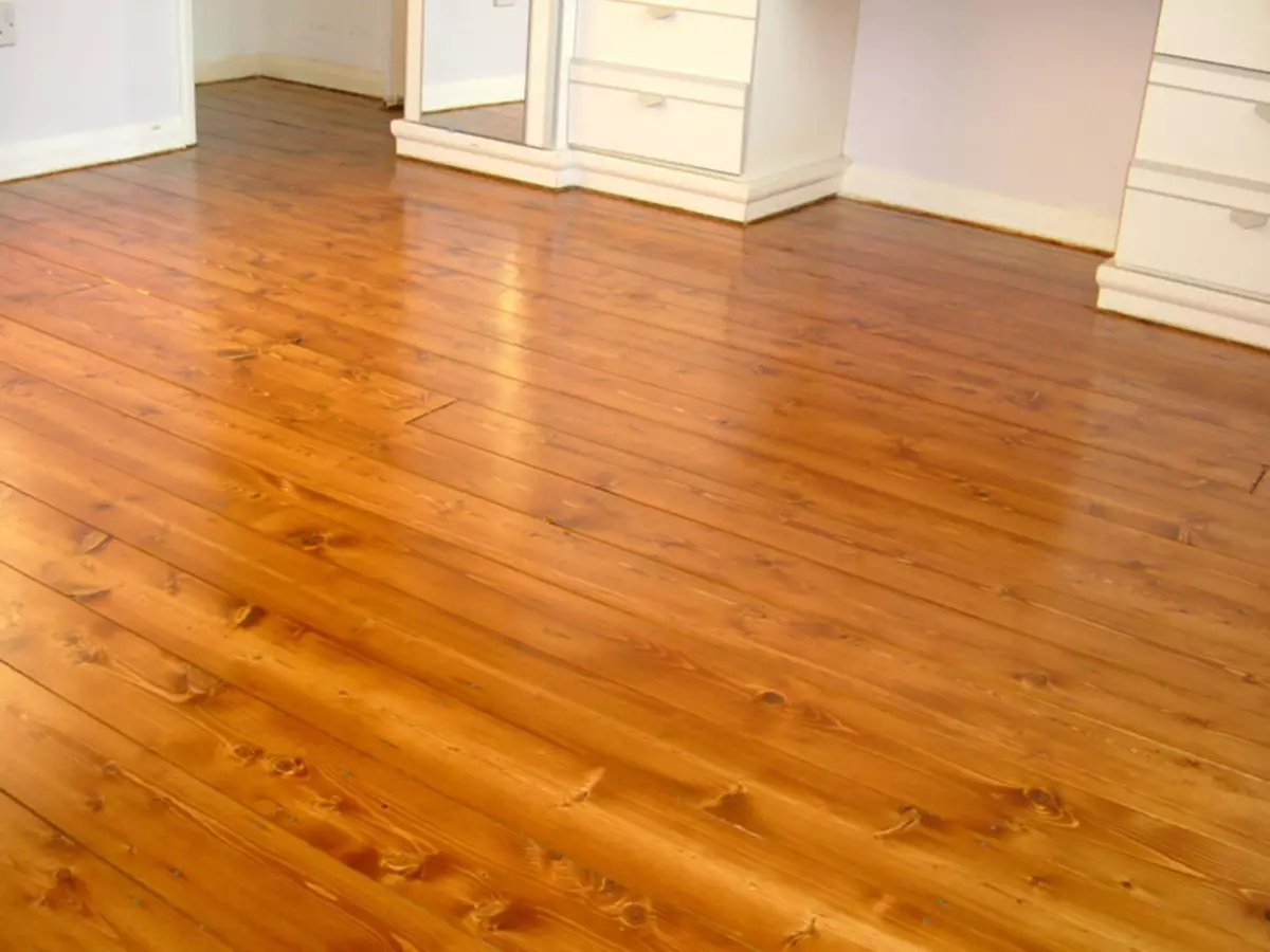 Apa yang bisa menutupi lantai kayu di rumah