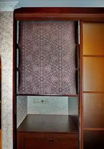 Kabinet eszköz függönyrel az ajtók helyett