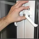 Popravak plastičnih vrata: Što učiniti ako su se vrata provjerila