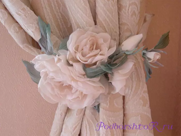 Hur enkelt och enkelt kan göra blommor från tulle för gardiner med egna händer
